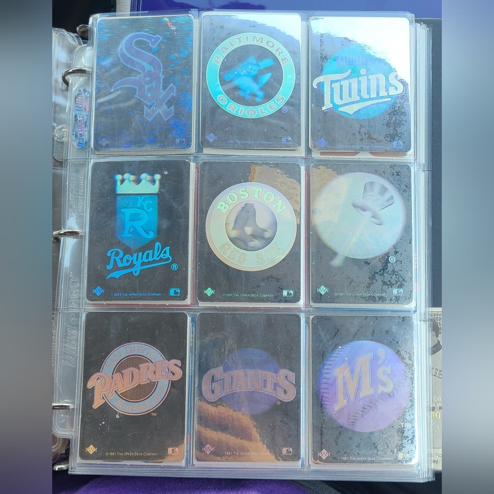 Mixed lot of 12 Upper‎ Deck baseball team logo hologram cards